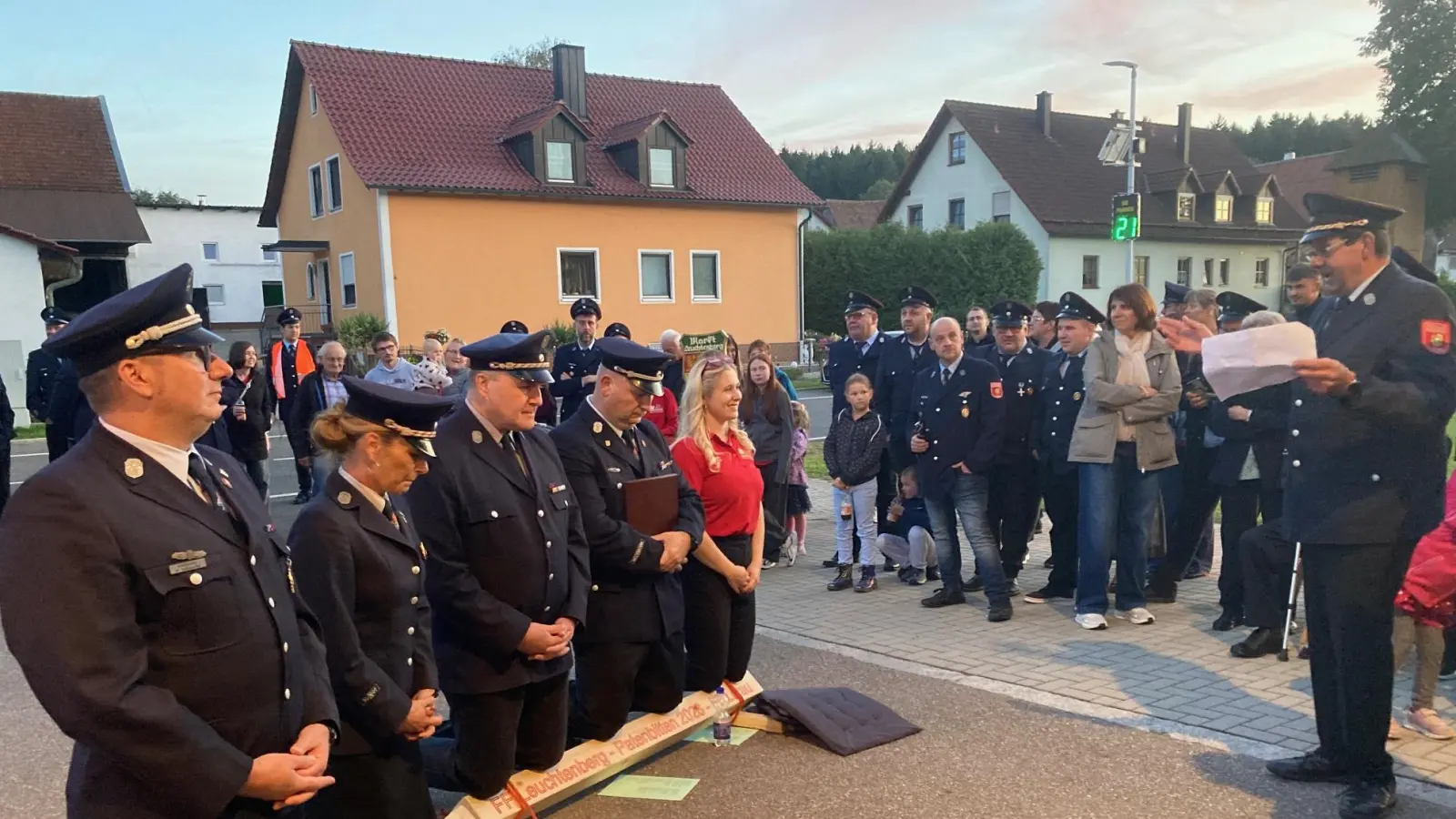  Kniend baten die Leuchtenberger Manuel Tschierschke, Nicole Scharff, Siegfried Kammerer, Gerd Scharff und die Festbraut Laura Friedl, geborene Scharff, (von links) um die Patenschaftsübernahme vor den Lerauern mit Vorsitzenden Peter Schwabl (rechts). (Bild: Sieglinde Schärtl)