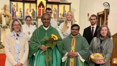 Bildmitte: Pfarrvikar Pater Antony Mathew und Pfarrer Martin mit Pfarrgemeinderatssprecherin Alexandra Kaßeckert (links) und Kirchenpflegerin Angelika Schraml (rechts). (Bild: Roland Zeitler)