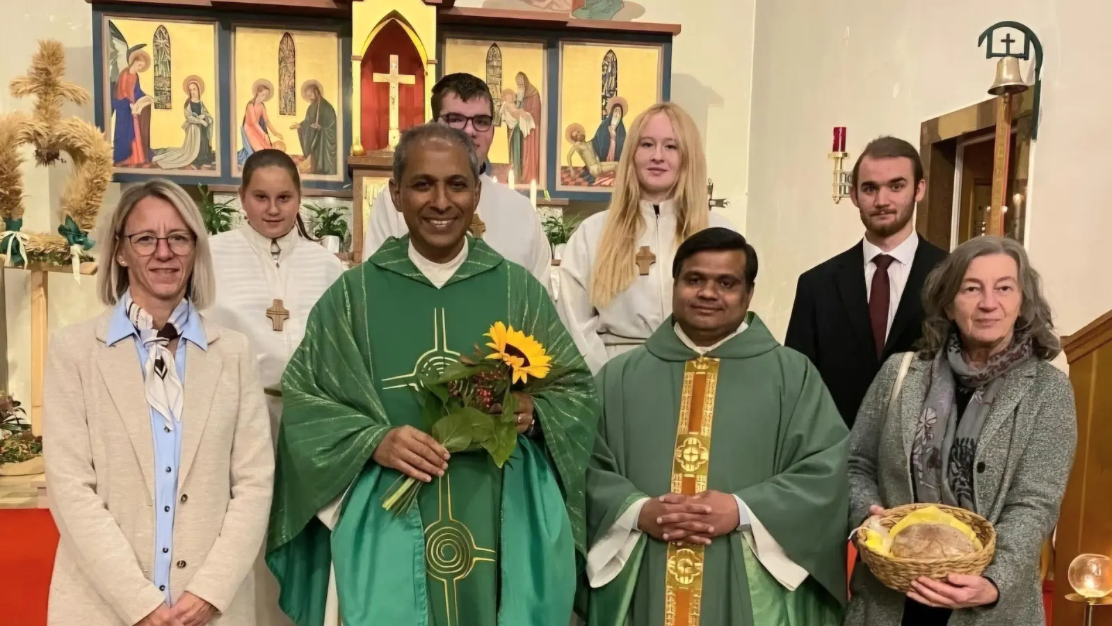Bildmitte: Pfarrvikar Pater Antony Mathew und Pfarrer Martin mit Pfarrgemeinderatssprecherin Alexandra Kaßeckert (links) und Kirchenpflegerin Angelika Schraml (rechts). (Bild: Roland Zeitler)