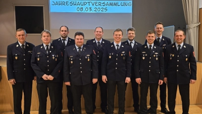 Die neugewählten Vorstandsmitglieder der Ammersrichter Feuerwehr (von links): Ehrenkommandant Wolfgang Weigl, Kassier Günter Weigl, stellv. Kommandant Thomas Weber, erster Vorsitzender Tobias Neudecker, stellv. Vorsitzender Tobias Stubenvoll, Vertrauensmann Stefan Blödt, Schriftführer Sebstian Danzer, Vertrauensmann Daniel Scharl, stellv. Kommandant Maximilian Nagler und Kommandant Christian Karl.  (Bild: Christian Schafbauer)