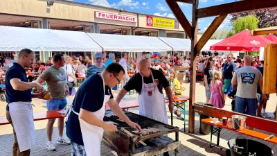 Seit gut vier 40 Jahrzehnten eröffnet die Freiwillige Feuerwehr am 1. Mai die Hirschauer Festl-Saison. Auch heuer herrschte wieder großer Gästeandrang. Entsprechend groß war die Nachfrage nach Speisen und Getränken. Auch das Team am Grillstand hatte alle Hände voll zu tun. (Bild: Werner Schulz)