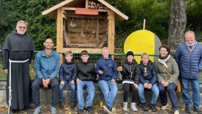 Guardian Pater Stanislaus erbat für das Insektenhotel im Klostergarten St. Felix den Segen Gottes. Zweite von rechts Initiatorin Tanja Kippes.  (Bild: Martin Staffe)