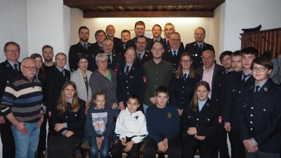 Die geehrten mit den acht Neumitgliedern und der Vorstandschaft der Freiwilligen Feuerwehr Hannersgrün (Bild: Sabine Lukas)