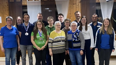 Siegerfoto der Siegerteams mit 2. Vorständin Marina Rainer &amp; 3. Vorständin Silvia Straßer (Bild: Felix Forster)