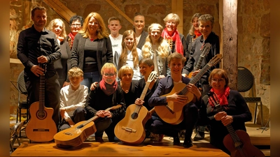 Sowohl das zehnköpfige Frauenensemble als auch die jugendlichen Solisten verzückten beim Gitarrenkonzert der Musikschule die Besucher in der voll besetzten „Vest&#39;n” in Pressath. (Bild: dö)