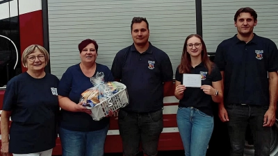Bei der Spendenübergabe für die Jugendfeuerwehr Schirmitz (von links): Eva Forster (stellvertretende Vorsitzende Frauenbund), Sabine Bäumler (Vorsitzende Frauenbund), Christian Meinke (Vorsitzender Feuerwehr), Hannah Hochwart (Jugendwartin Feuerwehr) und Luca Zaruba (stellvertretender Vorsitzender Feuerwehr). (Bild: Luca Zaruba)