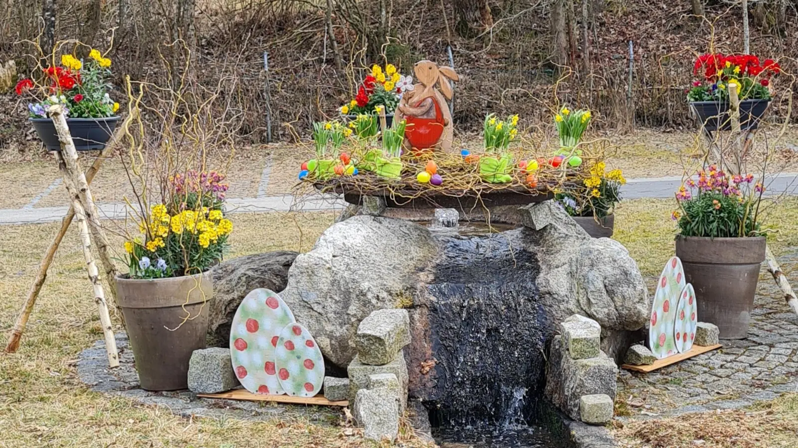 Osterbrunnen schmückt wieder den Dorfplatz in Altglashütte (Bild: Andrea Träger)