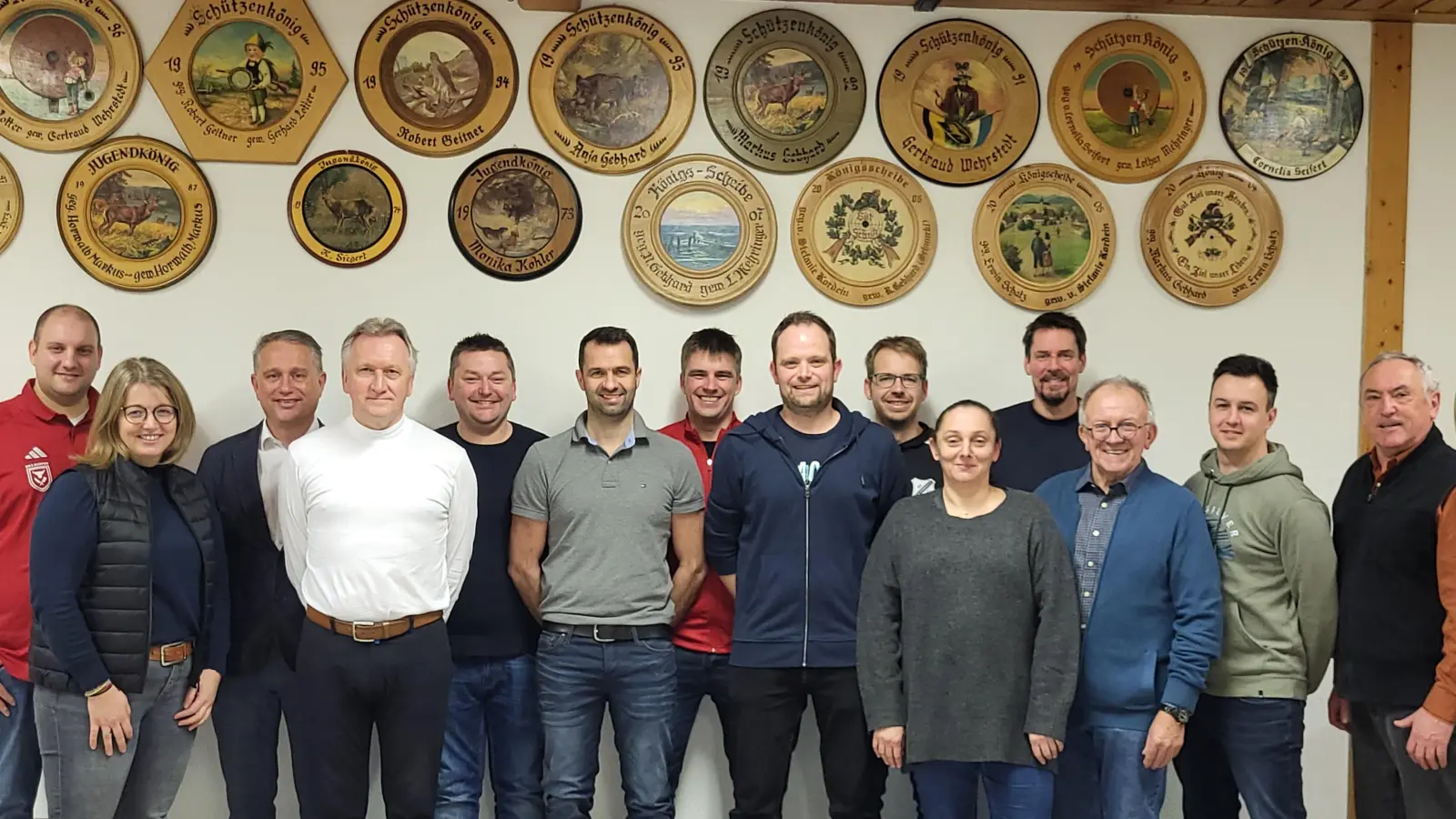 Der für zwei Jahre gewählte Vorstand des Sportvereins Michaelpoppenricht (von links): Vorsitzender Sven Schmidt, Yvonne Roidl, Bürgermeister Hermann Böhm, Hans Prechtl, Franz Schubert, Michael Rudert, Bastian Boesen, Thomas Rudert, Rainer Schmid, Sabine Maurer, Josef Lang, Sebastian Piehler und Werner Gebhard.  (Bild: Yvonne Roidl/exb)