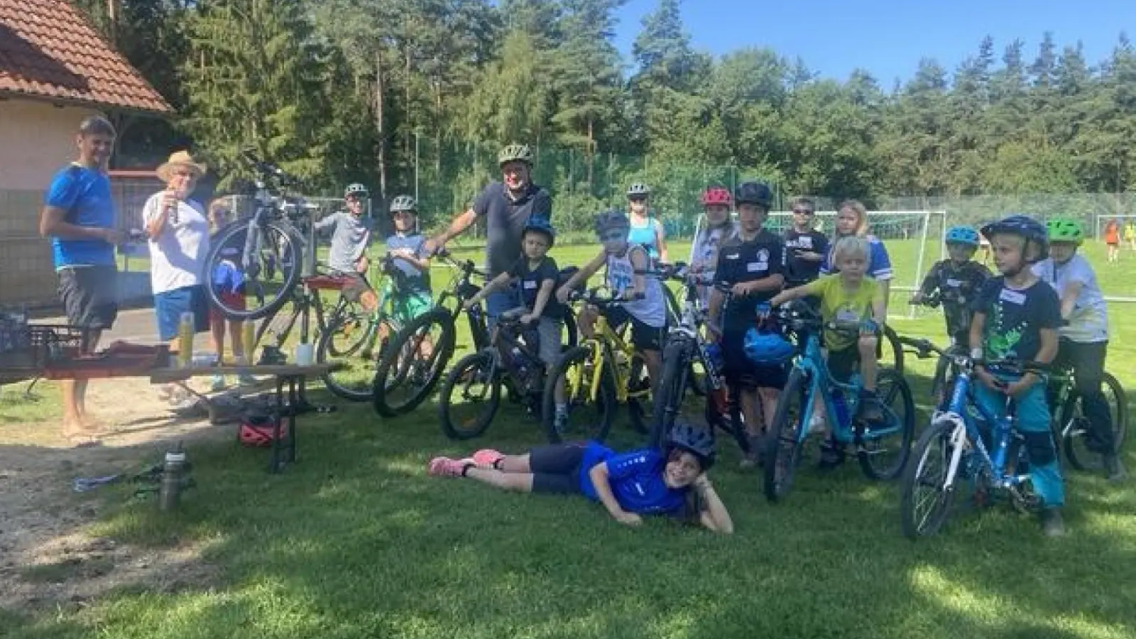 Voller Stolz über ihr neu erworbenes Wissen präsentierten sich die Kinder beim Gruppenfoto. (Bild: Heidi Hiltel)