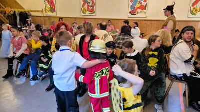 „Platz gesucht!“ – Spannende Runden bei der „Reise nach Jerusalem“ sorgten für jede Menge Spaß beim Kinderfasching der Kolpingsfamilie Friedenfels. (Bild: Reiner Gärtner)