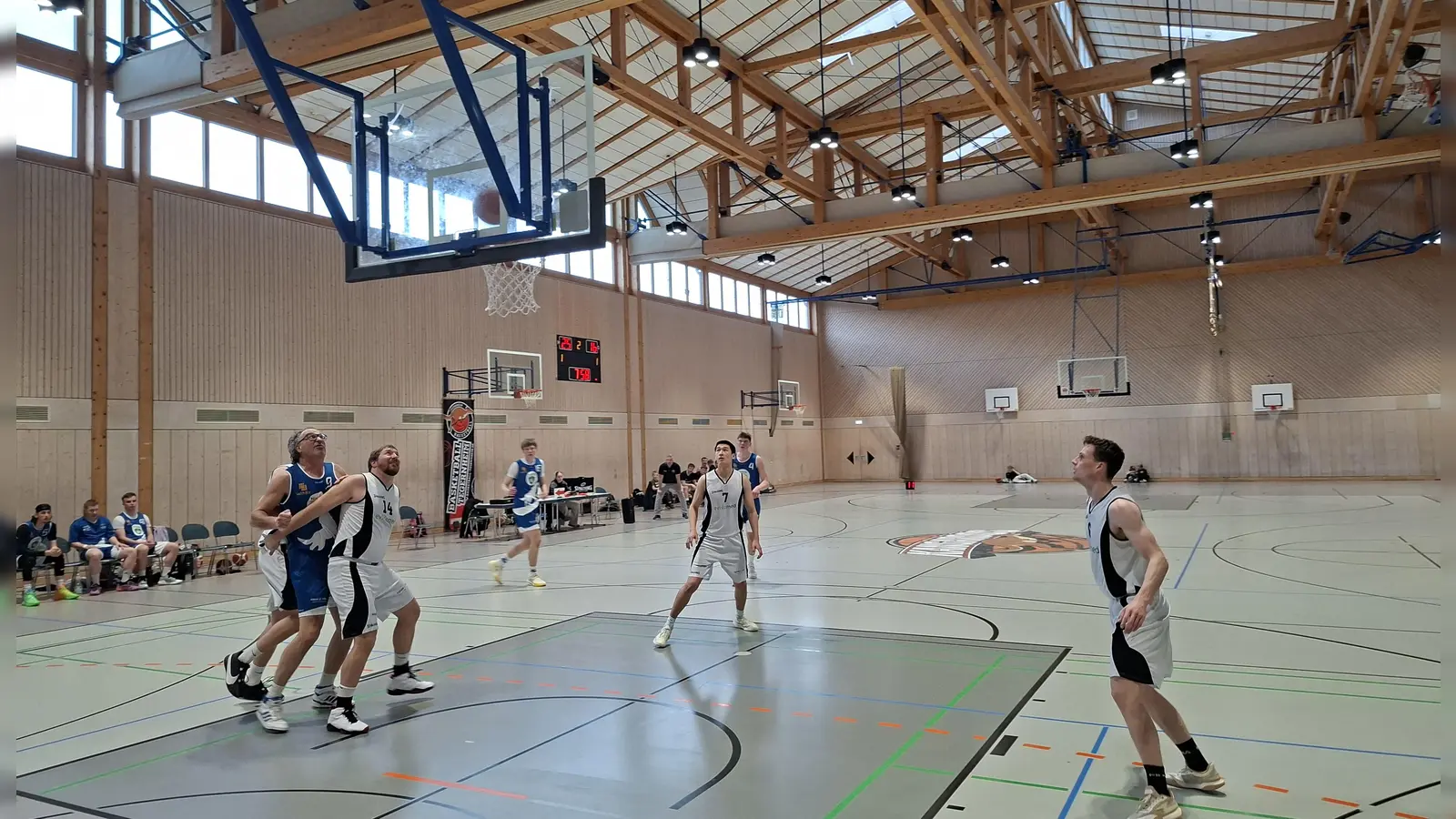 Oldie Michael Meier (blaues Trikot) bei der Reboundarbeit (Bild: Michael Kreutzmeier)