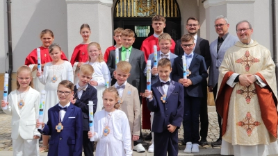 Die elf Erstkommunionkinder der Pfarrei Ursulapoppenricht mit Pfarrvikar Christian Preitschaft ,den Ministranten und Lehrern (Bild: Sabine Peichl)