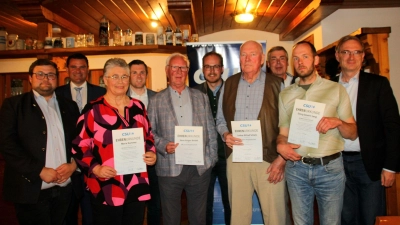 Im Beisein der Ehrengäste wurden langjährige Mitglieder für ihre Treue ausgezeichnet. V. l. n. r. Listenkandidat Christoph Götz, Landrat Thomas Ebeling, Maria Hummer (10 Jahre), stv. Vorsitzender Peter Pirzer, Hans-Holger Knittel (35 Jahre), Ortsvorsitzender Tobias Ehrenfried, Lothar Schatz (55 Jahre), stv. Vorsitzender Jochen Schneider, Georg Severin Lang (10 Jahre), MdL Alexander Flierl (Bild: Christoph Fröhlich )