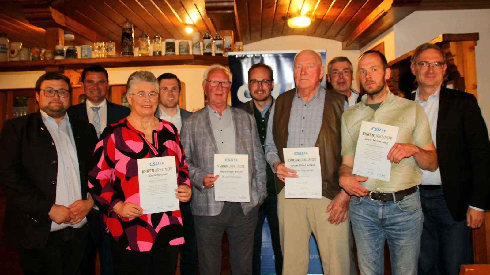 Im Beisein der Ehrengäste wurden langjährige Mitglieder für ihre Treue ausgezeichnet. V. l. n. r. Listenkandidat Christoph Götz, Landrat Thomas Ebeling, Maria Hummer (10 Jahre), stv. Vorsitzender Peter Pirzer, Hans-Holger Knittel (35 Jahre), Ortsvorsitzender Tobias Ehrenfried, Lothar Schatz (55 Jahre), stv. Vorsitzender Jochen Schneider, Georg Severin Lang (10 Jahre), MdL Alexander Flierl (Bild: Christoph Fröhlich )