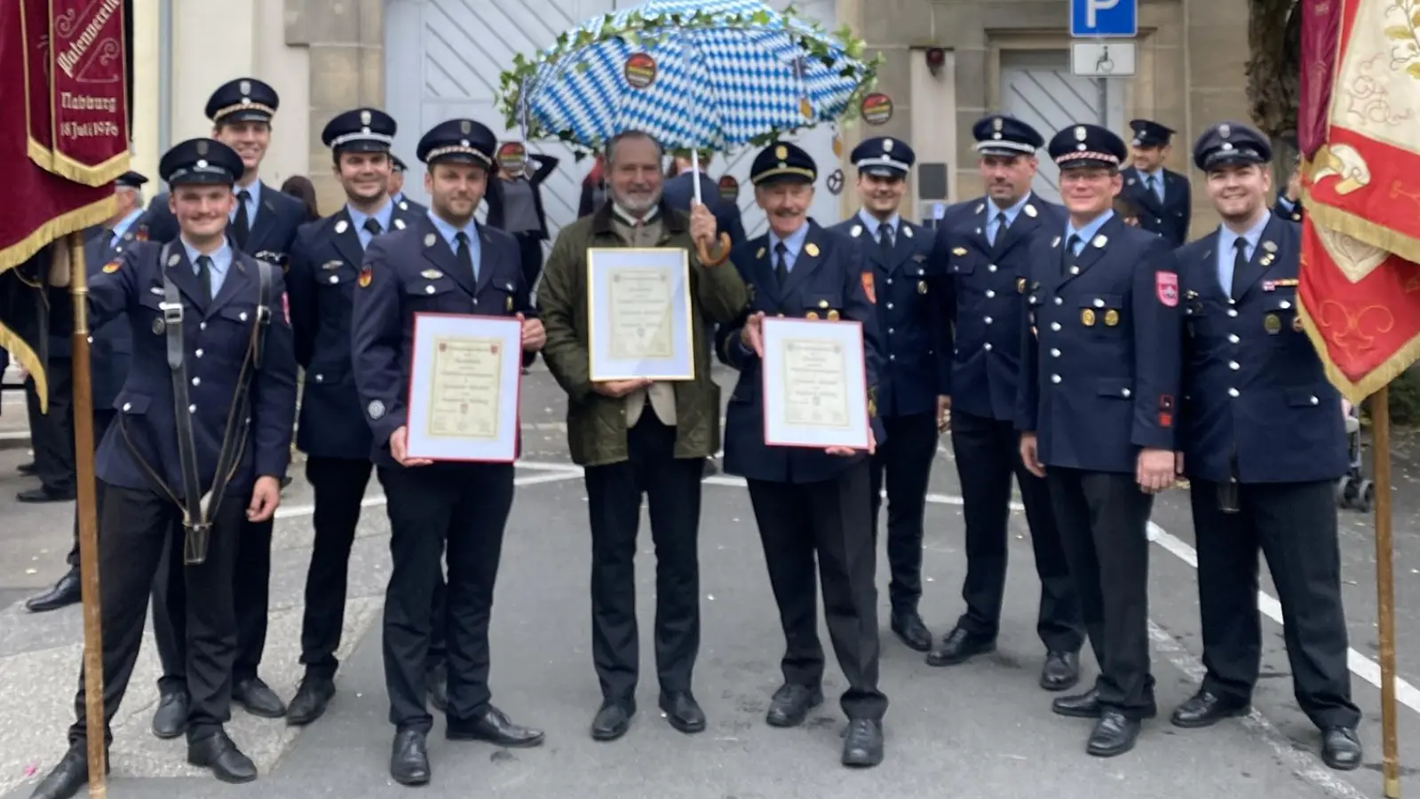 Zusammen mit Schirmherr Bürgermeister Frank Zeitler beurkundete die Nabburger Feuerwehr ihre Patenschaft zum 150jährigen Jubiläum der Diendorfer Feuerwehr. (Bild: Raphael Haubelt )