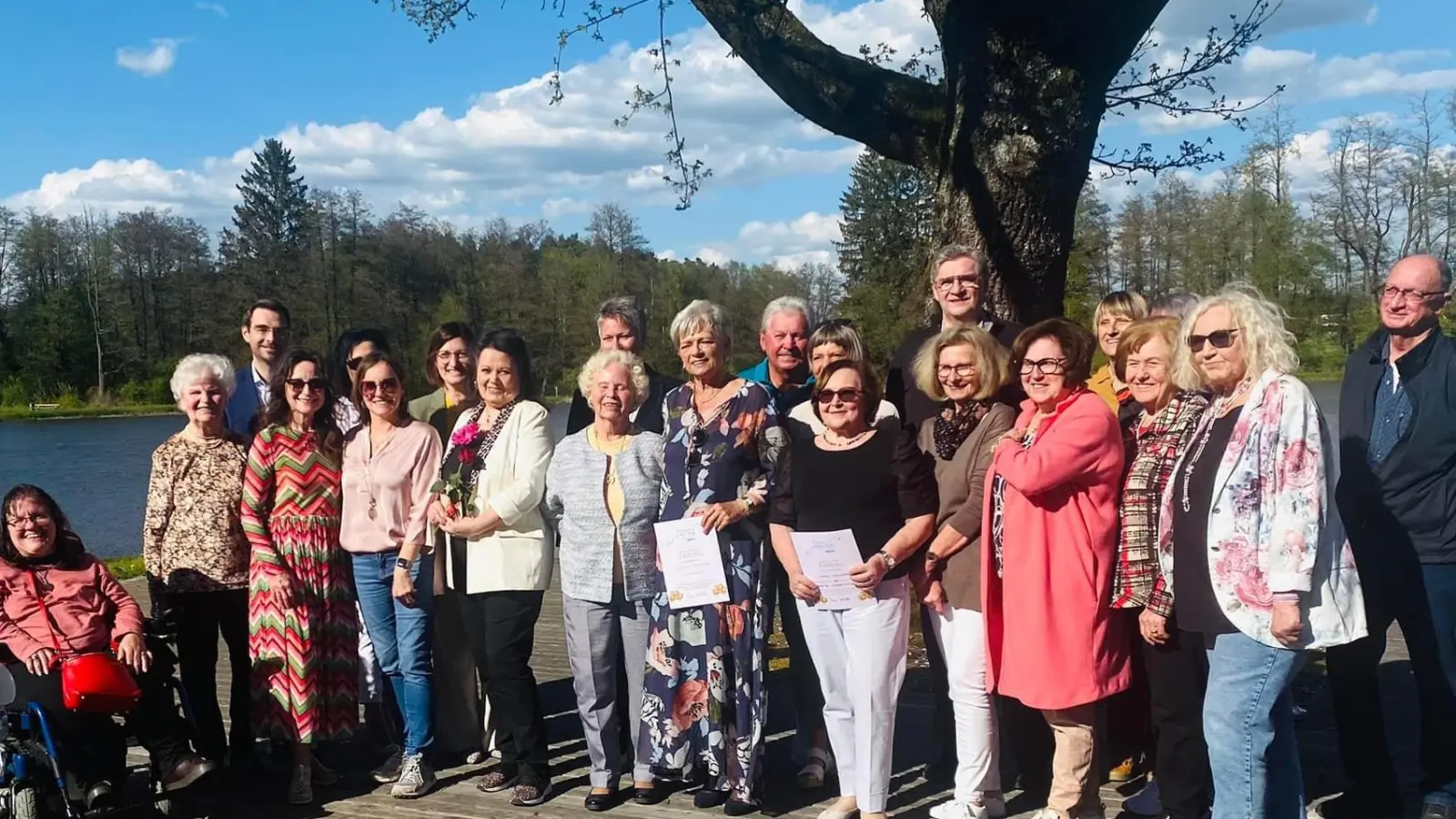 Die Geehrten der FU mit den Ehrengästen und Besuchern.  (Bild: Dagmar Nachtigall)