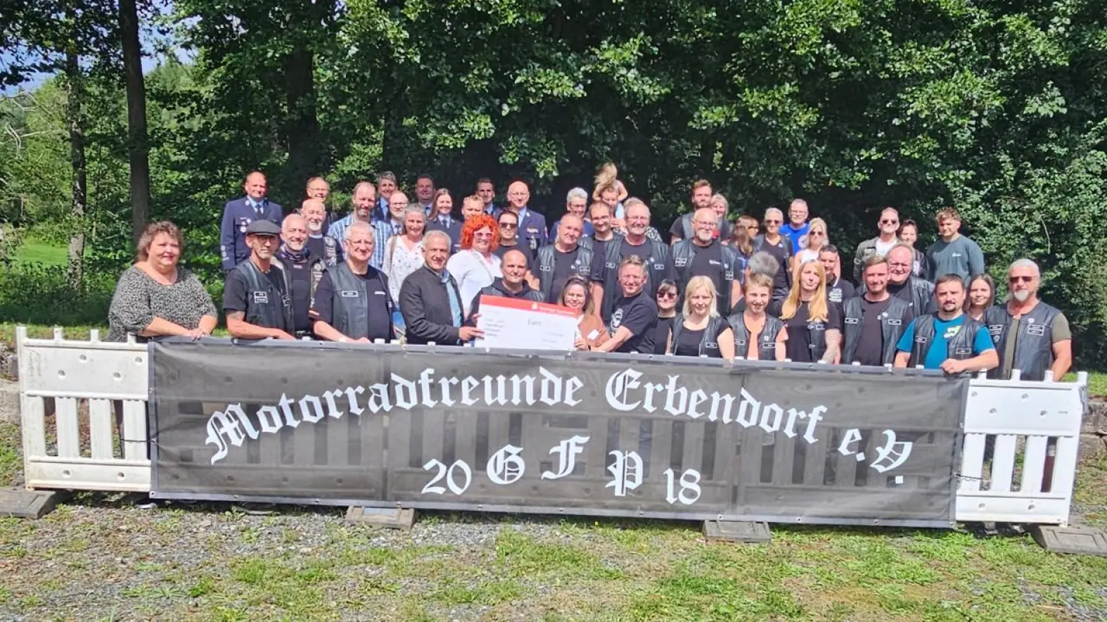 Spendenübergabe der Motorradfreunde GFP Erbendorf an das Kinderhospitz Bamberg mit Tobias Reiß und Roland Grillmeier (Bild: Samein Smith)
