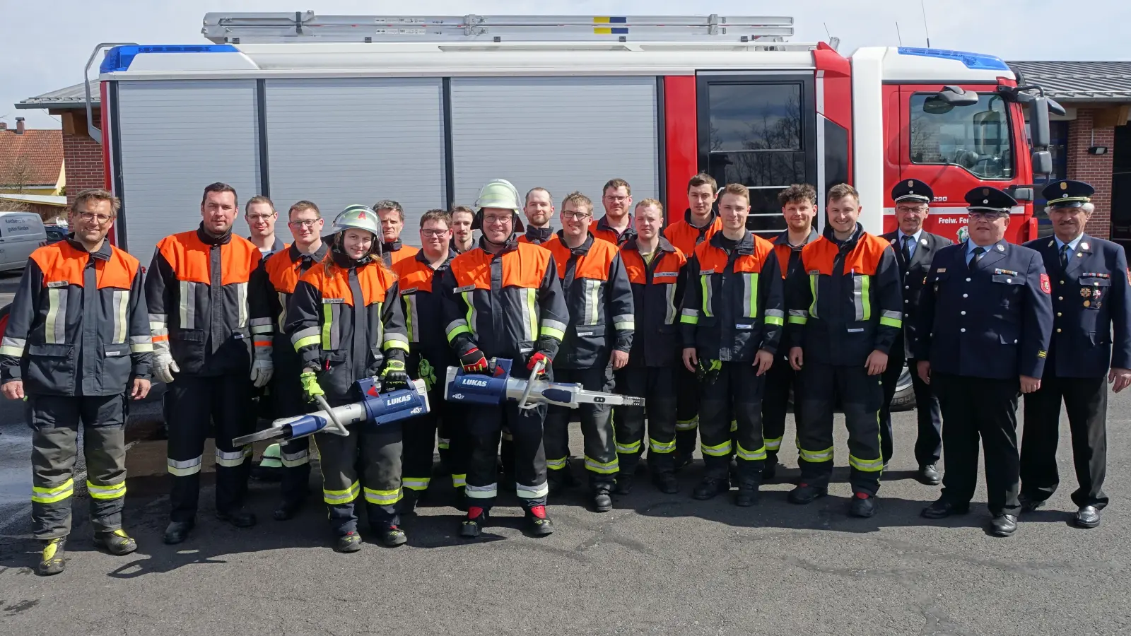 Die Teilnehmer der Leistungsprüfung mit den Schiedsrichtern Ehren-KBI Lorenz Müller, KBM Roland Frank und KBM a.D. Wolfgang Fischer (von rechts) sowie Kommandant Tobias Tippmann (links). (Bild: Florian Müller)