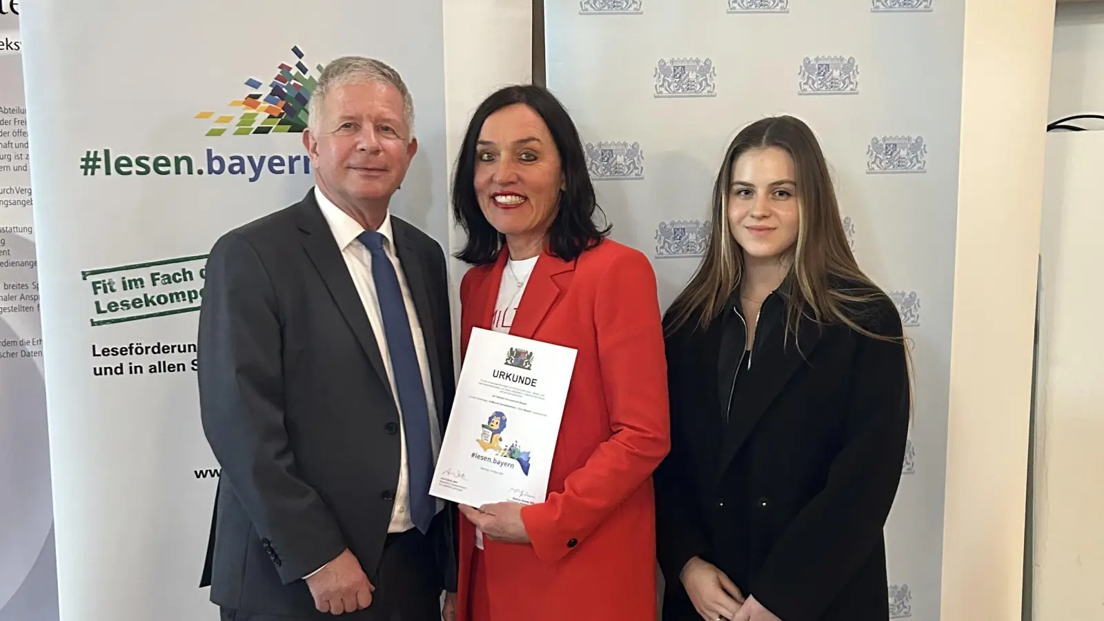 Überreichung der Gütesiegel-Urkunde durch Herrn Ministerialdirigent Dr. Wolfgang Mutter (Bild: Tanja Willax-Nickl)