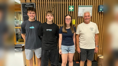 Erfolgreiche Schützenjugend von Freischützschütz Karmensölden bei den Landesmeisterschaften 2026 von links: Andreas Bechthold, Niklas Bechthold, Leonie Lemnitzer und Trainer Hans Meier, es fehlen Alexia Frescher und Paul Zurawski<br> (Bild: Stefan Neubauer)