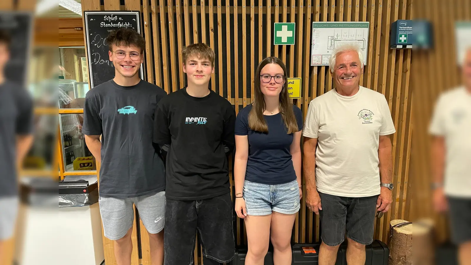 Erfolgreiche Schützenjugend von Freischützschütz Karmensölden bei den Landesmeisterschaften 2026 von links: Andreas Bechthold, Niklas Bechthold, Leonie Lemnitzer und Trainer Hans Meier, es fehlen Alexia Frescher und Paul Zurawski<br> (Bild: Stefan Neubauer)