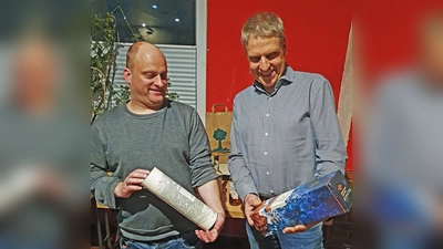 Thomas Pentner (links) erzählte beim Fotoklub spannende Geschichten rund um den schottischen Whisky. Der Technische Leiter Manfred Bock hatte die Kontakte geknüpft. (Bild: Bernhard Neumann)