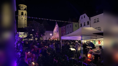 Umrahmt von illuminierten Häuserfassaden gehört das „Pflasterfest” zu den beliebtesten Events in der Nabburger Altstadt. (Bild: Raphael Haubelt)