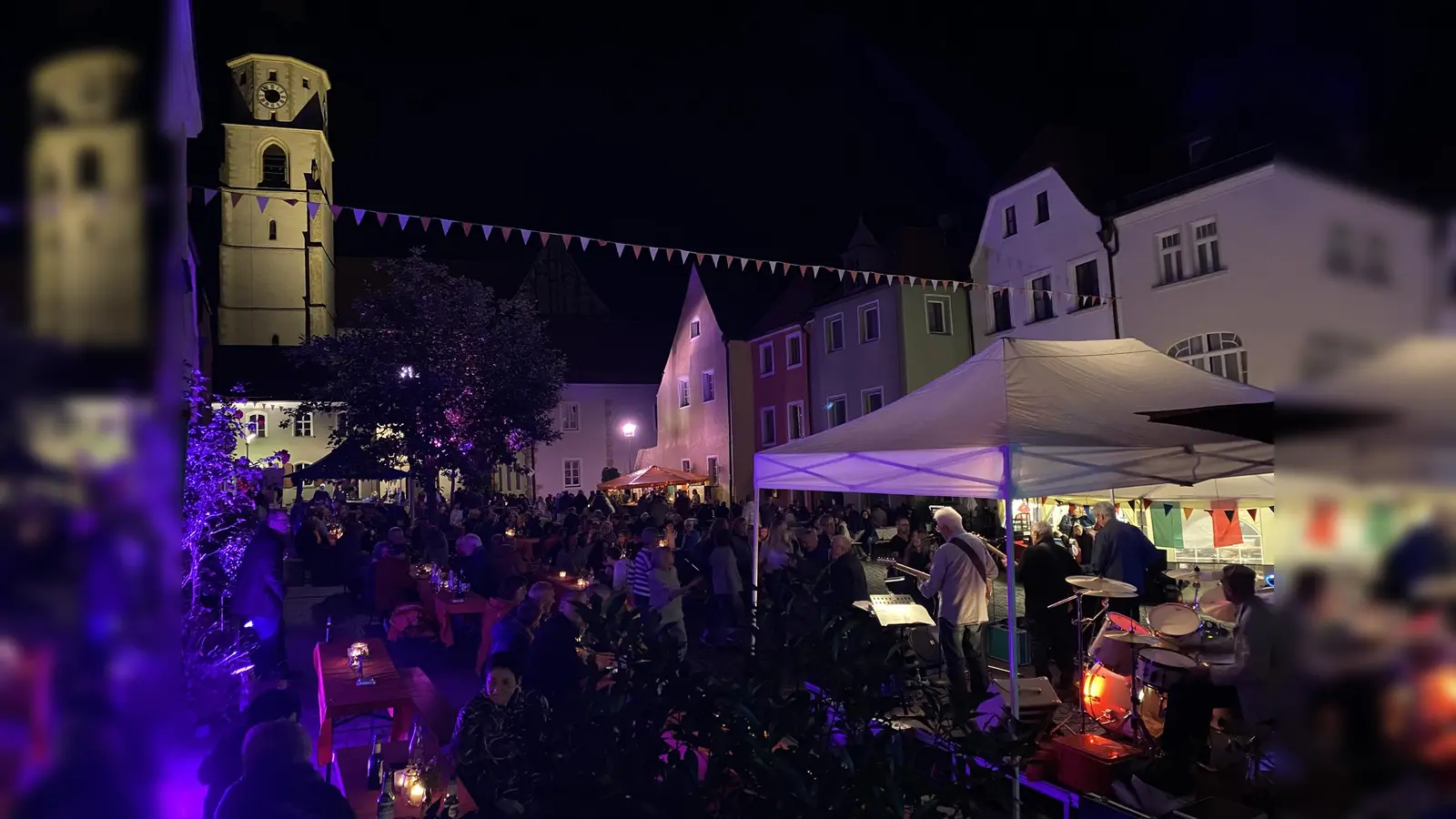 Umrahmt von illuminierten Häuserfassaden gehört das „Pflasterfest” zu den beliebtesten Events in der Nabburger Altstadt. (Bild: Raphael Haubelt)