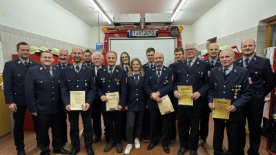 Das Bild zeigt von links: Kommandant Thomas Döllinger, Vorstand Matthias Gradl, Alois Kraus, Thomas Gradl, Gerd Köstler, 2. Bürgermeister Peter Gold, Konrad Weiß, Luisa Prockl, Johanna Härtl, Paul Härtl, Albert Baumgärtl, Simon Härtl, Hans Kraus, Alexander Gradl, Ludwig Kohl, stv. Kommandant Sebastian Gradl. (Bild: Lukas Hopf)