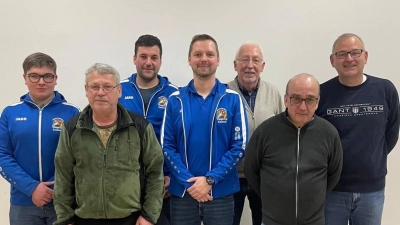 von links: Elias Scherr, Reinhard Thomas, Florian Junghans, Stefan Meier, Ernst Unshelm, Helmut Achtert, Jürgen Zweck (1. Vorsitzender SV Raigering) - Robert Koller war aus gesundheitlichen Gründen verhindert (Bild: Johannes Senft)