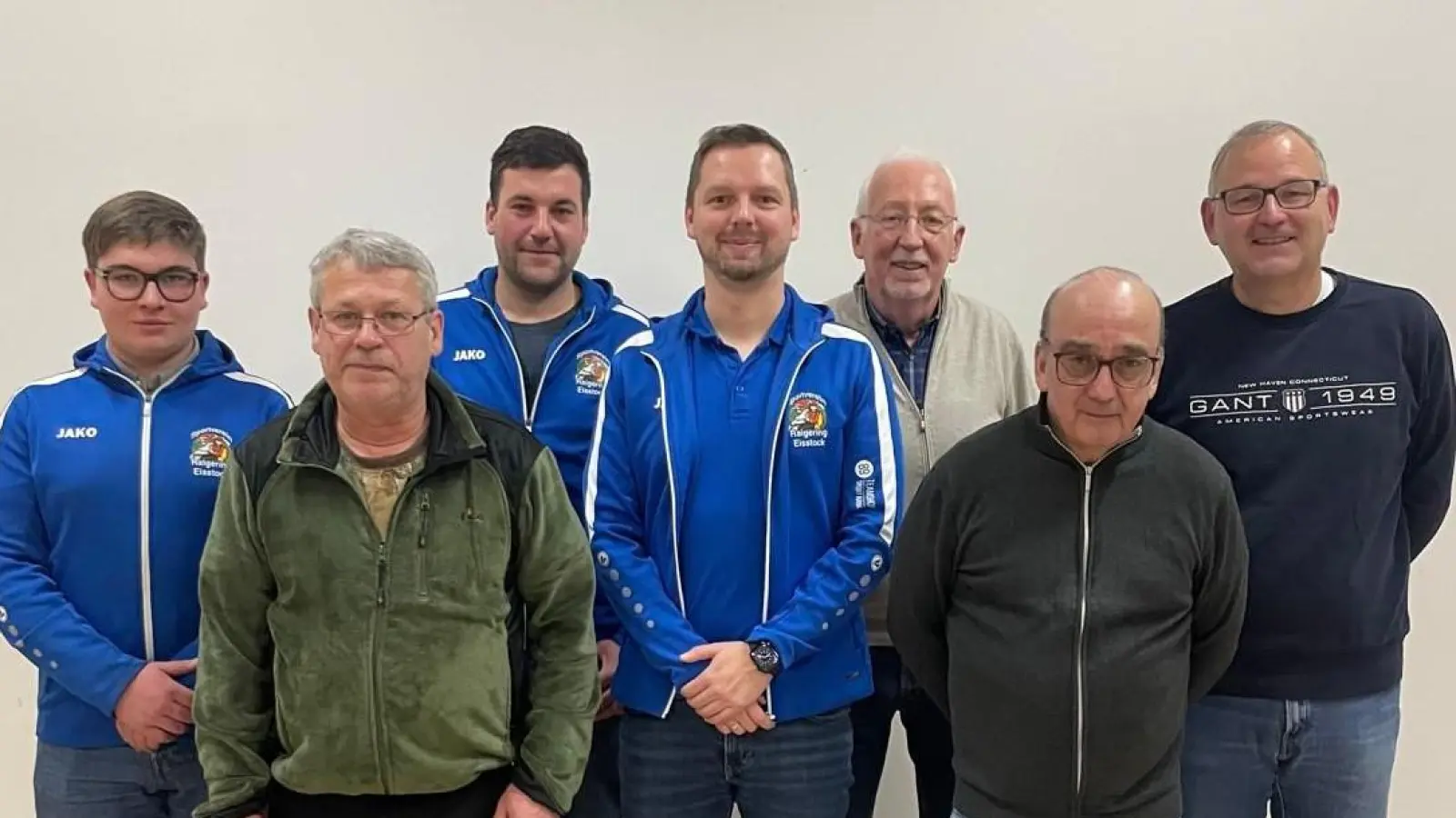 von links: Elias Scherr, Reinhard Thomas, Florian Junghans, Stefan Meier, Ernst Unshelm, Helmut Achtert, Jürgen Zweck (1. Vorsitzender SV Raigering) - Robert Koller war aus gesundheitlichen Gründen verhindert (Bild: Johannes Senft)