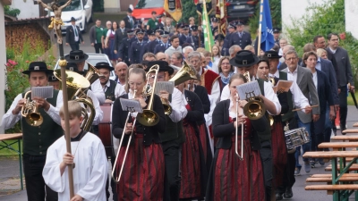 Kirchzug durch Lennesrieth zur Jakobuskirche (Bild: Franz Völkl)