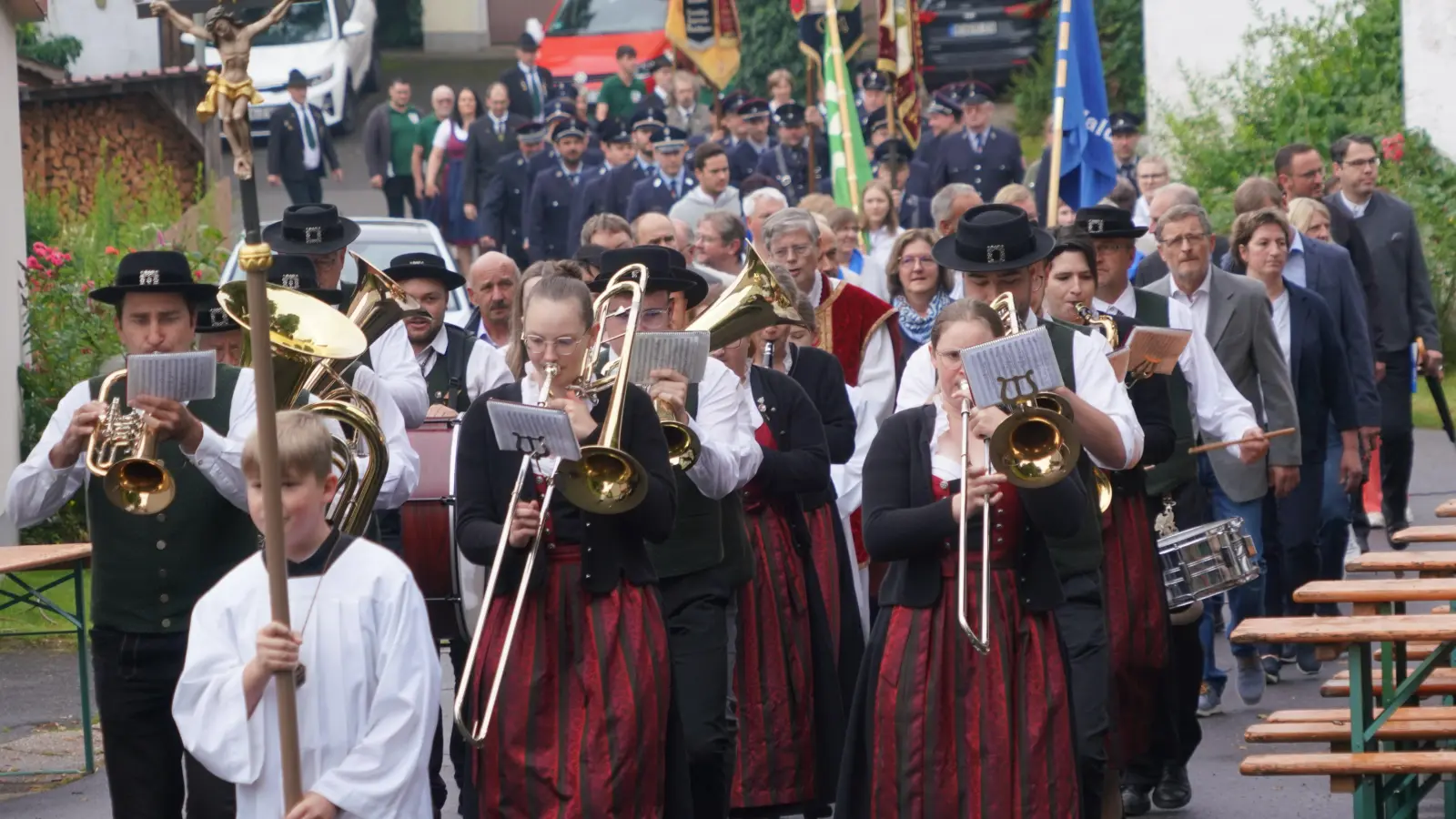 Kirchzug durch Lennesrieth zur Jakobuskirche (Bild: Franz Völkl)