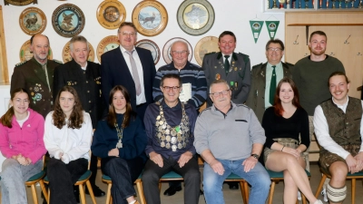Ehrengäste, Vereinsmeister und Würdenträger bei der Jahresabschlussfeier des Schützenvereins Eichenlaub Sorghof: Sitzend v.l.: Marlen Merkl, Anna Ringelstetter, Mia Neubauer, Harald Kergl, Peter Platzer, Paula Nutz, Jakob Nutz Stehend v.l.: Werner Wendl, Fritz Seegerer, Hans-Martin Schertl, Josef Lehner, Karl-Heinz Schöpf, Alfred Forster, Christoph Nutz. (Bild: Willi Ertl)