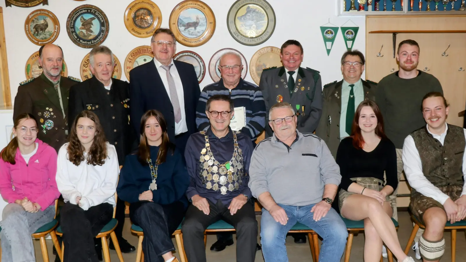 Ehrengäste, Vereinsmeister und Würdenträger bei der Jahresabschlussfeier des Schützenvereins Eichenlaub Sorghof: Sitzend v.l.: Marlen Merkl, Anna Ringelstetter, Mia Neubauer, Harald Kergl, Peter Platzer, Paula Nutz, Jakob Nutz Stehend v.l.: Werner Wendl, Fritz Seegerer, Hans-Martin Schertl, Josef Lehner, Karl-Heinz Schöpf, Alfred Forster, Christoph Nutz. (Bild: Willi Ertl)