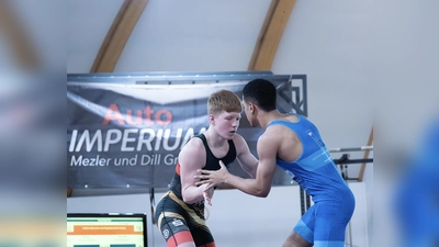 Im Bild: Richard Findling 61 kg im roten Trikot unser bester Ringer der Saison 2025 mit beeindruckenden 55 Punkten für die Mannschaft.<br> (Bild: Leon Klausig)