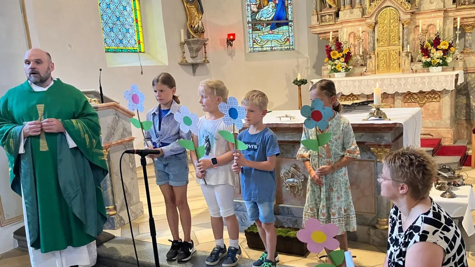 Pfarrer Hans Spitzhirn mit den Kindern und Katja Baumer (Sachausschuss) beim Vortragen der Fürbitten. (Bild: Kristina Lippert)