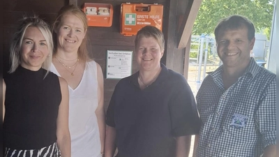 Von Links nach Rechts : 2.Vorsitzende der Spielplatzfreunde Holzhammer Viktoria Kraus, 1.Vorsitzende der Spielplatzfreunde Holzhammer Elisabeth Lindthaler, 1. Kommandantin Anja Mayerhofer, 2. Kommandant Klaus Uschald. (Bild: Christian Kraus)