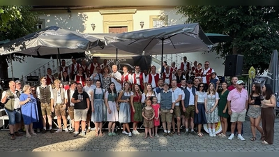 Herzlich aufgenommen wurden die Gäste aus Vilseck von der Winzerkapelle Rödelsee. (Bild: Willi Ertl)