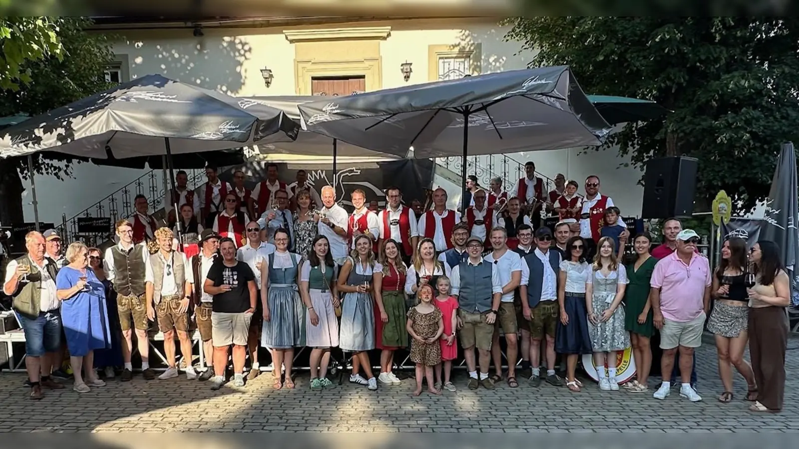 Herzlich aufgenommen wurden die Gäste aus Vilseck von der Winzerkapelle Rödelsee. (Bild: Willi Ertl)