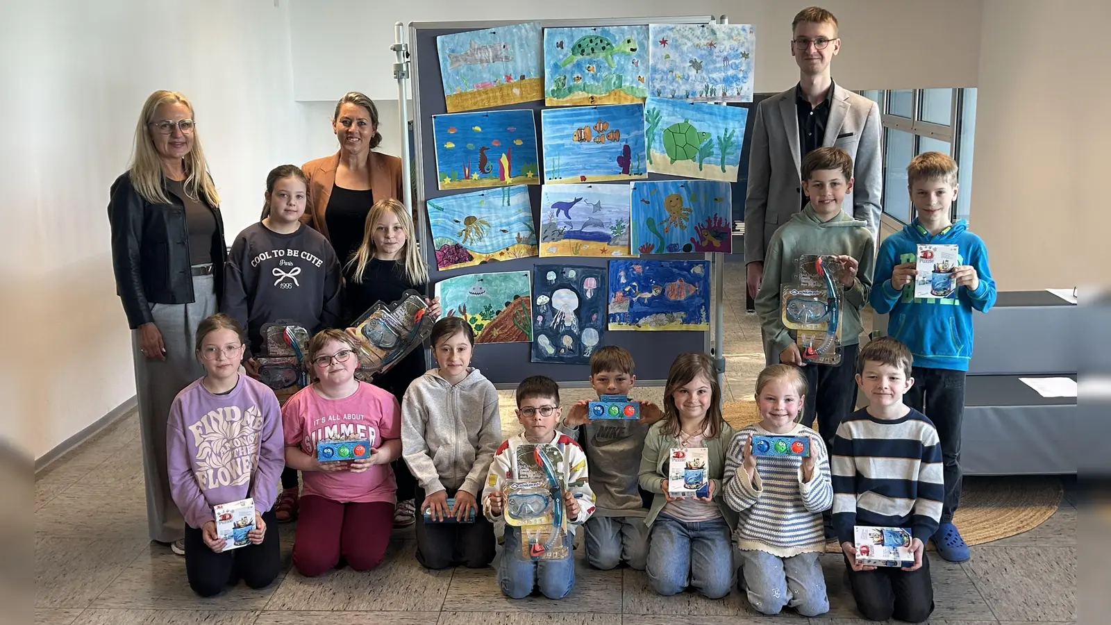 Die Gewinner der Klassen 1 bis 4, Frau Männer, Herr Tischler und Rektorin Michaela Ponnath mit den prämierten Bildern. (Bild: Michaela Ponnath)