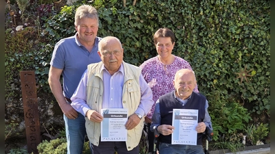 Hans Auer und Heinz Bannert mit 1. Vorstand Norbert Bleisteiner und Schriftführerin Elisabeth Müller (Bild: Elisabeth Müller)