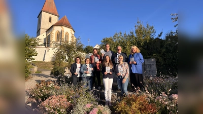 Auf zahlreiche Anmeldungen freuen sich v.l.: Doris Weiß (Rathaus Ammerthal), Monika Lautenschlager (Beauftragte für Senioren &amp; Soziales und Inklusionsbeauftragte der Gemeinde Ursensollen), Charlene Rubenbauer (Beauftragte für Senioren &amp; Soziales der Gemeinde Ursensollen), Martin Fleischmann (Bürgermeister Ursensollen), Regina Kießling (Rathaus Ursensollen), Anton Peter (Bürgermeister Ammerthal), Sonja Scharl (Rathaus Ursensollen) und Monika Fruth (Seniorenbeauftragte Ammerthal) (Bild: Alissa Wächter)