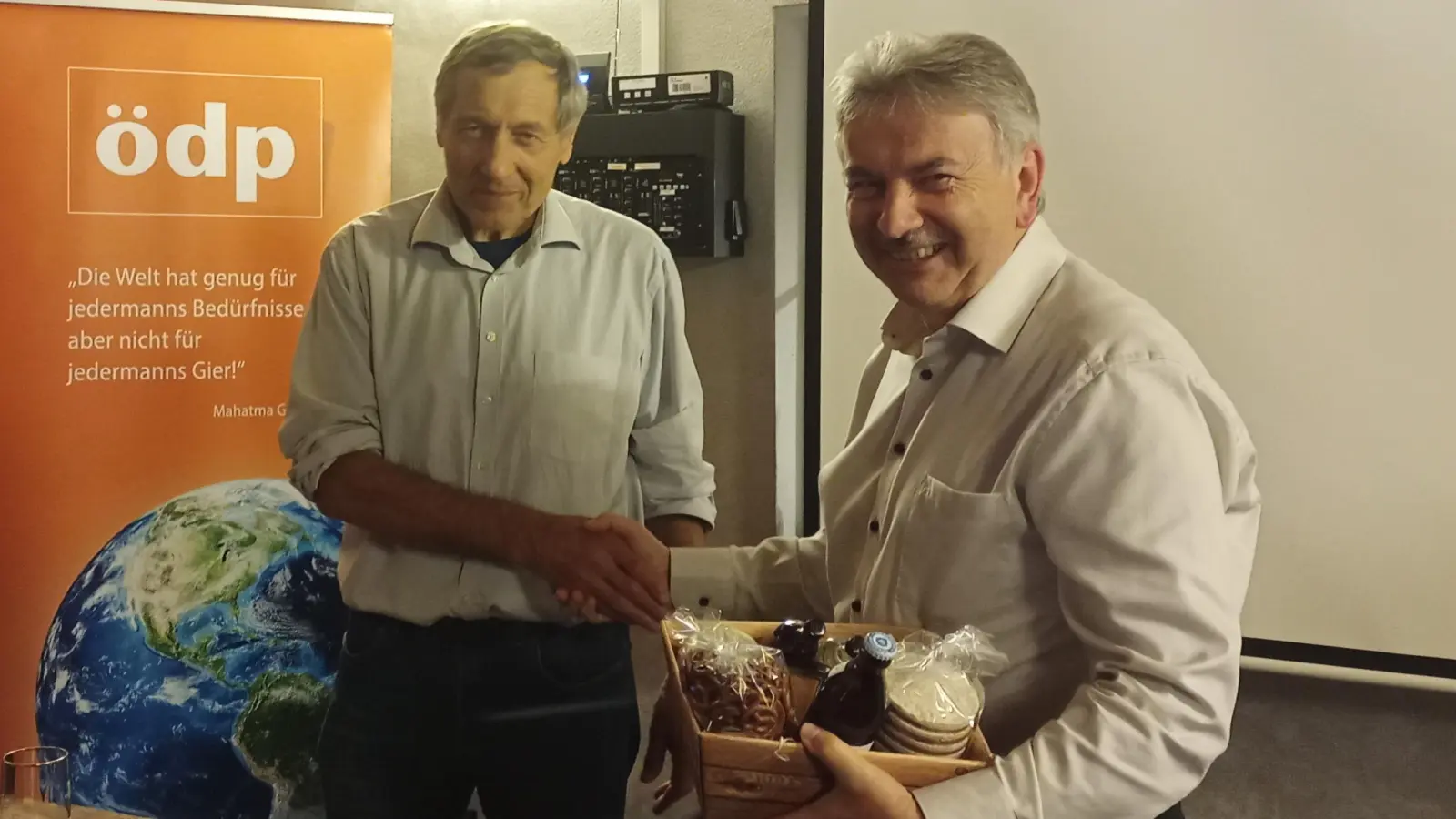 ÖDP-Kreisvorsitzender Alfred Damm bedankt sich bei Josef Gold für seinen Vortrag zur Energiewende (Bild: Erhard Sailer)
