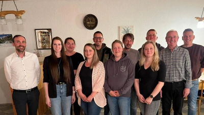 Die neugewählte Vorstandschaft des Sportkegelclubs Tröbes mit der 1. Vorsitzenden Bianca Guttenberger-Morell (Zweite von links) und 2. Vorsitzende Adolf Hammerl (Fünfter von rechts). Dazu gratulierte Bürgermeister Armin Bulenda (links) und der scheidende 1. Vorsitzende Franz Feneis (Zweiter von rechts).  (Bild: SKC Tröbes )