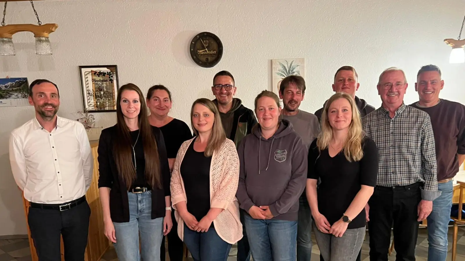 Die neugewählte Vorstandschaft des Sportkegelclubs Tröbes mit der 1. Vorsitzenden Bianca Guttenberger-Morell (Zweite von links) und 2. Vorsitzende Adolf Hammerl (Fünfter von rechts). Dazu gratulierte Bürgermeister Armin Bulenda (links) und der scheidende 1. Vorsitzende Franz Feneis (Zweiter von rechts).  (Bild: SKC Tröbes )