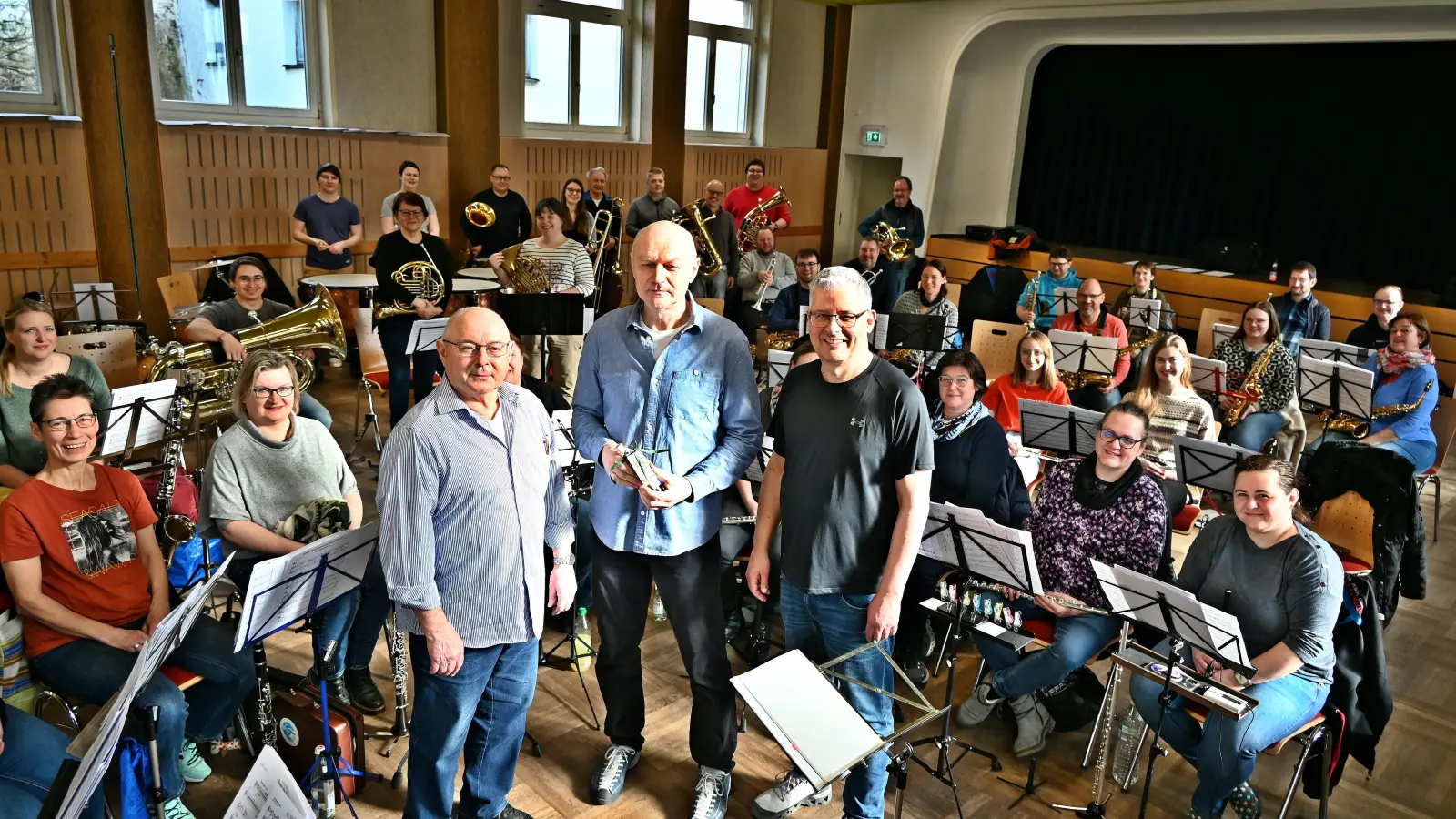 Anton Lottner (rechts stehend) und Organisator Sepp Ferstl, Kreisvorsitzender von Schwandorf, (links) bedankten sich herzlich beim scheidenden Verwaltungsleiter des Bildungshauses Ensdorf, Jürgen Zach, (Bildmitte) für seine langjährige Unterstützung. (Bild: Lothar Prechtl)