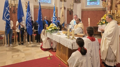 Zahlreiche Vertreterinnen der Frauenbünde waren mit ihren Fahnenabordnungen zum Gottesdienst auf dem Mausberg gekommen. Pfarrer Moses Gudapati von der PFarreiengemeinschaft Johannisberg (mitte) feierte mit Ihnen die Messe und hielt die Predigt.  (Bild: Wolfgang Schöpf)