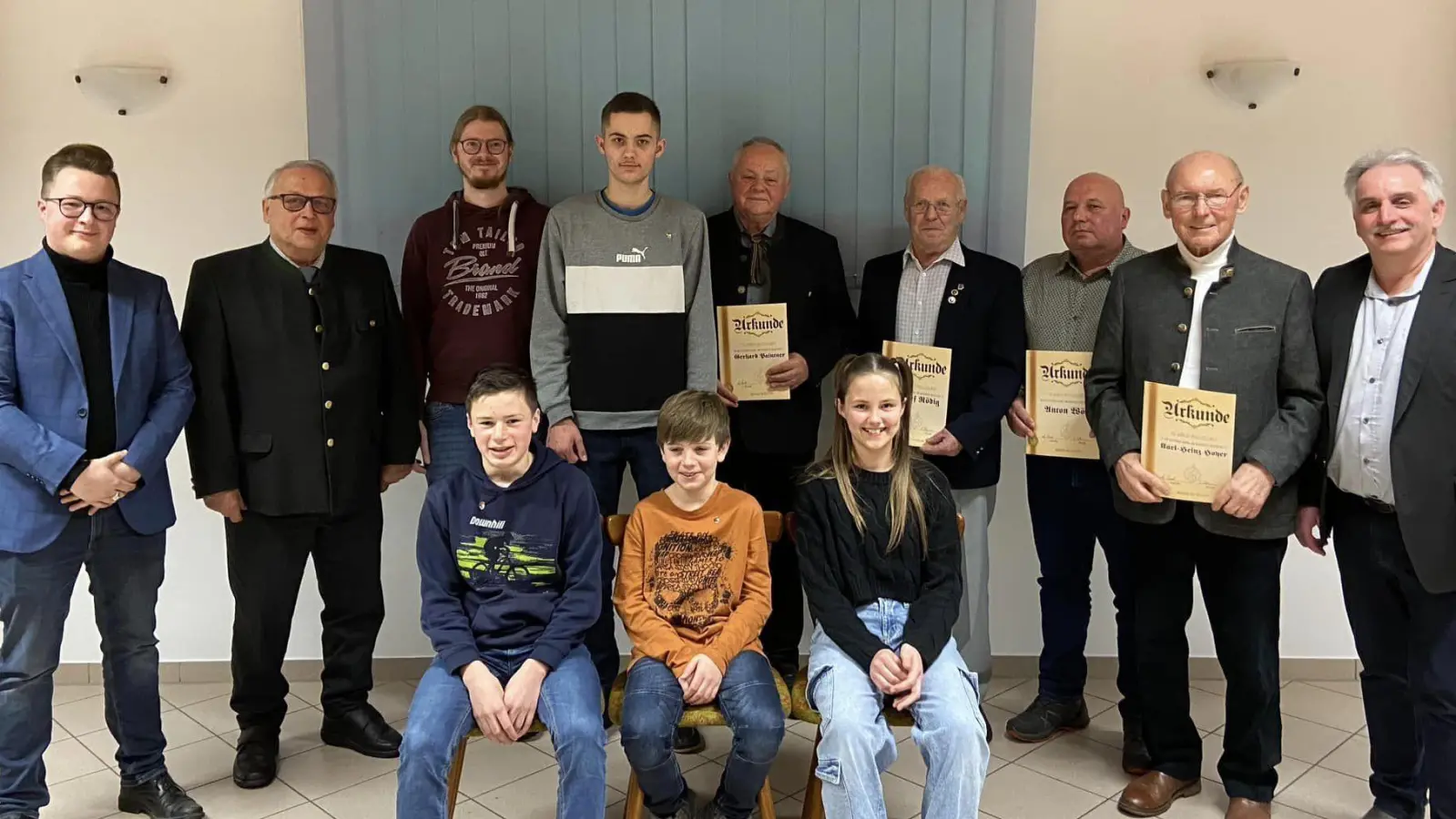 Ehrungen standen bei der Stiftländer Jugend- und Blaskapelle an. Auf dem Bild (stehend, von links) Dirigent Stephan Sölch, Kreisvorsitzender Dieter Dendorfer, Valentin Helm, Maximilian Friedl, Gerhard Paintner, Josef Rödig, Anton Wölfl, Karlheinz Hoyer und Vorsitzender Alexander Riedl sowie (sitzend, von links) Timo Fischer, Noah Bachofner und Katharina Kropf.<br> (Bild: Stiftländer Jugend- und Blaskapelle/exb)