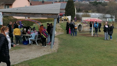 Trotz wechselhaften Wetters besuchten zahlreiche Interessierte die Osteraktion des Kleintierzuchtvereins B800 Krummennaab/ Erbendorf. (Bild: Gabriele Götz)